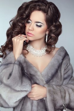 Güzellik moda Model kadın vizon kürk paltolu. Kış esmer kız