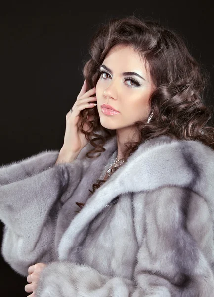 Beautiful brunette woman in mink fur coat isolated on black back — Stock Photo, Image