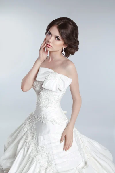Moda belleza joven novia modelo posando en vestido de novia con ha — Foto de Stock