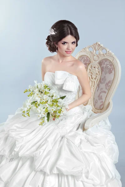 Schöne Brautjungfer im Brautkleid mit voluminösen sk — Stockfoto