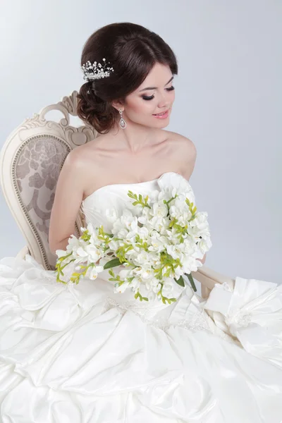 Belleza Retrato de novia en vestido de novia con voluminou — Foto de Stock