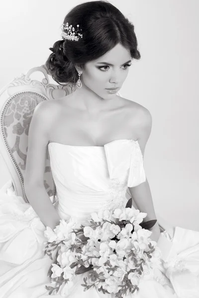 Невеста. Красивая девушка в современном свадебном платье. Мода m — стоковое фото