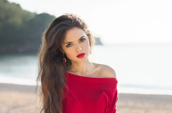 Muchacha atractiva modelo retrato al aire libre, mujer de moda con r — Foto de Stock