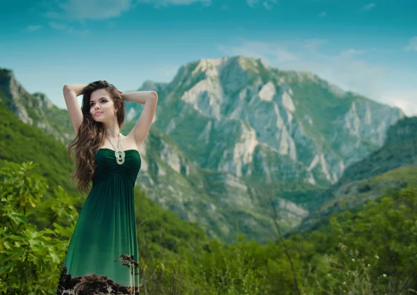 Atractiva chica libre disfrutando de la vida, al aire libre en la montaña landsca —  Fotos de Stock