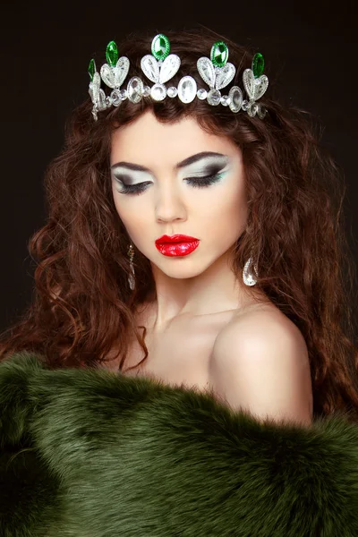 Beauty Fashion Model Girl in Fur Coat. Diamond jewelry. Beautifu — Stock Photo, Image