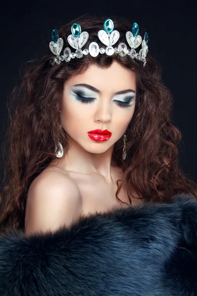 Beauty model woman wearing fur coat, diamond crown. Fashion wint — Stock Photo, Image