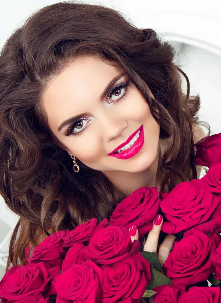 Retrato de chica de belleza. Feliz adolescente sonriente con ramo de rosas rosadas — Foto de Stock