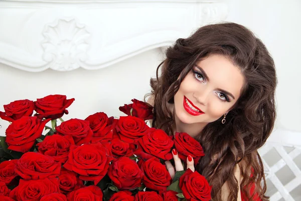 Hermosa mujer sonriente con maquillaje, rosas rojas ramo de flores — Foto de Stock