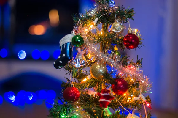 Árbol de Navidad con adornos de regalo de Navidad sobre luces bokeh bac —  Fotos de Stock