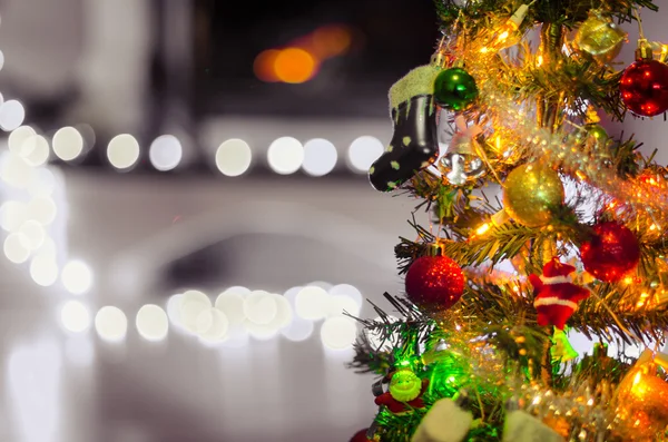 Xmas tree med nuvarande juldekorationer över bokeh lyser bac — Stockfoto