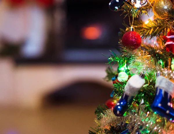 Árbol de Navidad con adornos de regalo de Navidad más de vacaciones bokeh ba —  Fotos de Stock