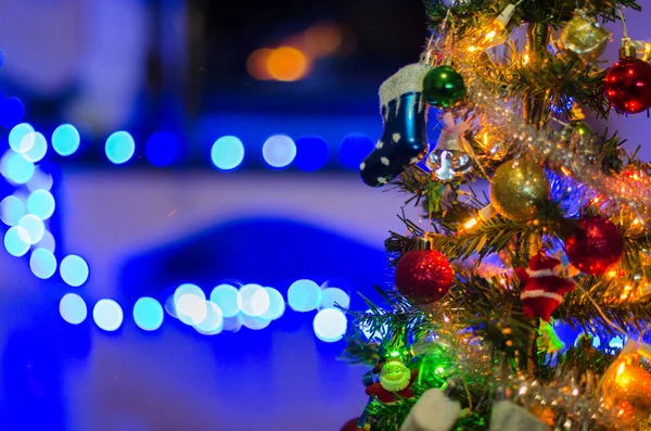 Xmas tree med nuvarande juldekorationer över bokeh lyser bac — Stockfoto