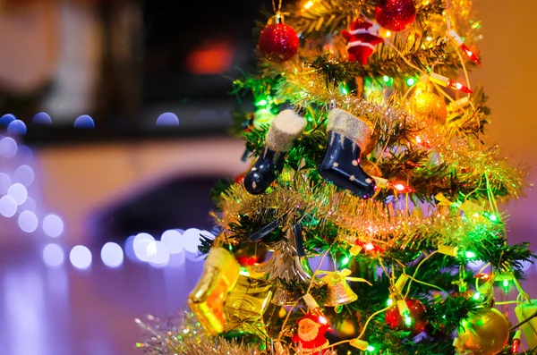 Árvore de Natal com enfeites de presente de Natal sobre bokeh férias li — Fotografia de Stock