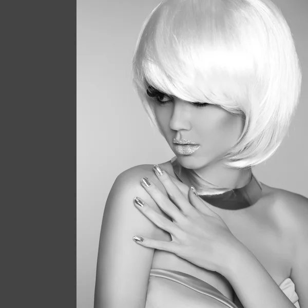 Beauty porträtt av sexig blond kvinna på grå bakgrund. Fashion — Stockfoto