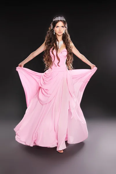 Beautiful young woman in pink chiffon dress with blowing skirt o — Stock Photo, Image