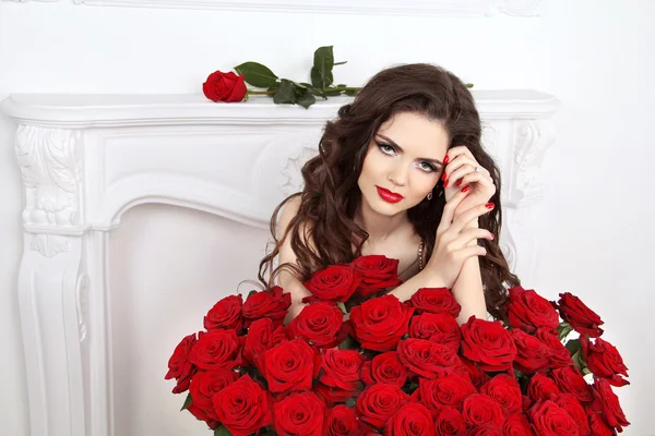 Belleza modelo chica con maquillaje, pelo largo y hermosas rosas rojas — Foto de Stock