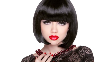Siyah bob saç modeli. Kırmızı dudaklar. Kısa sağlıklı ile esmer kız 