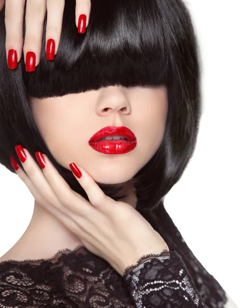 Gemanicuurde nagels. Rode lippen. Zwarte bob kapsel. Brunette meisje wi — Stockfoto