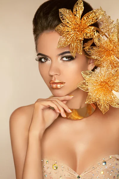 Bella ragazza attraente con fiori d'oro. Modello di bellezza Woma — Foto Stock