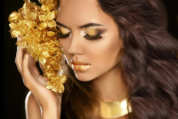 Ojos dorados maquillaje primer plano. Hermosa joven en oro con f — Foto de Stock