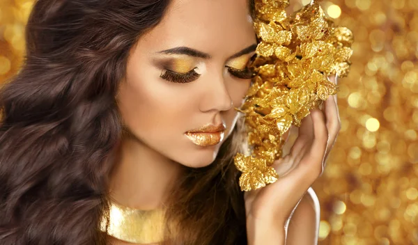 Fashion Beauty Girl Portrait. Eyes makeup. Golden jewelry. Attra — Stock Photo, Image