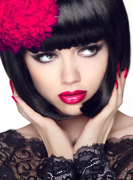 Moda Glamour belleza modelo chica con maquillaje y bob corto pelo —  Fotos de Stock