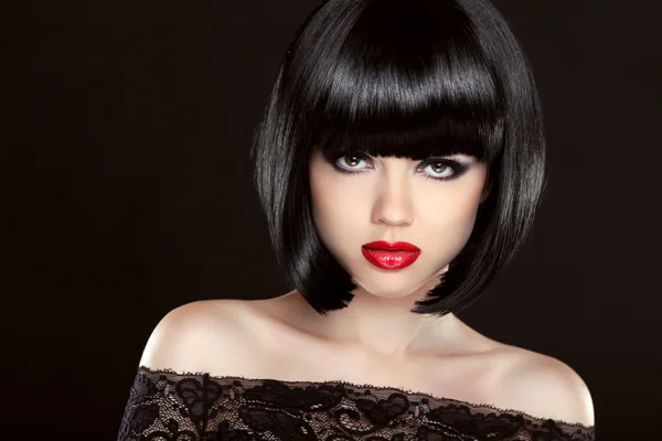 Schwarze Bob-Haare. Mode Modell Mädchen Gesicht. brünette Frau mit rot — Stockfoto