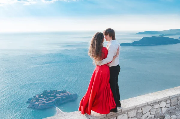 Ρομαντικό νεαρό ζευγάρι στην αγάπη πάνω από την θάλασσα ακτή φόντο. Μόδα — Φωτογραφία Αρχείου