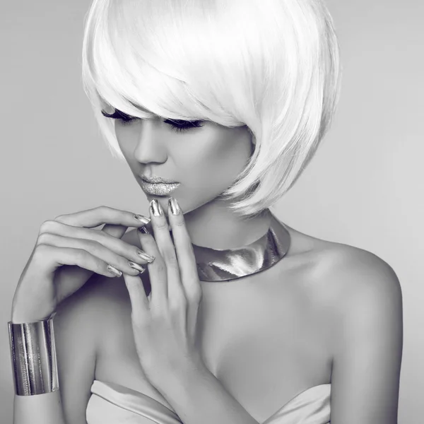 Mode skönhet Blond flicka stående med vita kort hår. Ansikte C — Stockfoto