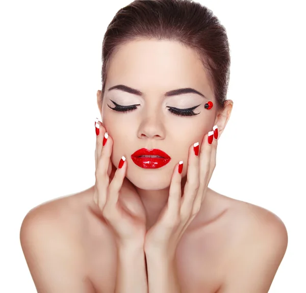 Make-up. Gemanicuurde nagels. Aantrekkelijk meisje met rode lippen geïsoleerd — Stockfoto