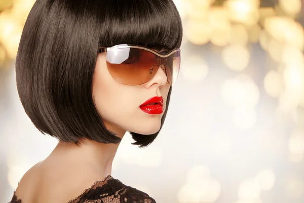 Mujer morena de moda en gafas de sol. Peinado bob negro. Rojo. —  Fotos de Stock