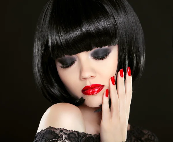 Göz makyajı. Moda güzellik esmer kadın portre. Kırmızı dudaklar ve