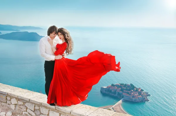 Ρομαντικό νεαρό ζευγάρι στην αγάπη πάνω από την θάλασσα ακτή φόντο. Μόδα — Φωτογραφία Αρχείου