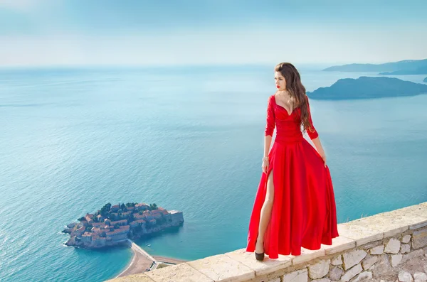 Denize muhteşem Kırmızı elbiseli güzel kız moda model, — Stok fotoğraf
