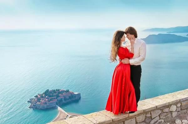 Romantik seyahat balayı tatil summe üzerinde aşık genç Çift — Stok fotoğraf