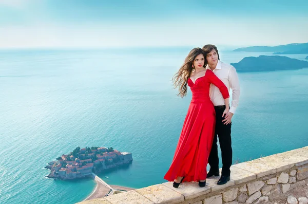 Ungt par embraccing över havet på romantiska resor honeymoo — Stockfoto