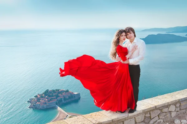 Casal jovem romântico apaixonado por fundo azul da costa do mar. Fa — Fotografia de Stock