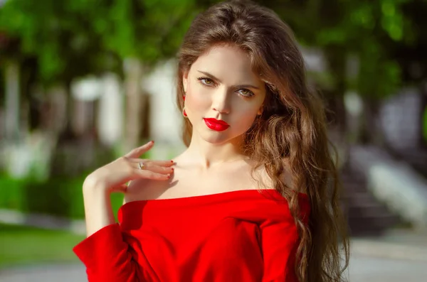 美しい少女屋外の肖像画。ファッションのブルネット赤 d — ストック写真