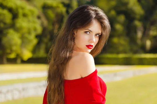 Menina bonita Retrato ao ar livre. Mulher atraente com vermelho — Fotografia de Stock