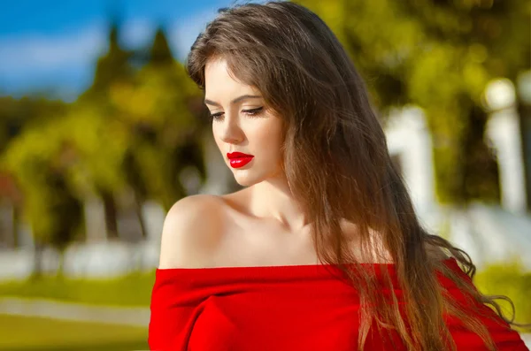 美しい少女屋外の肖像画。赤を持つ魅力的な女性 — ストック写真