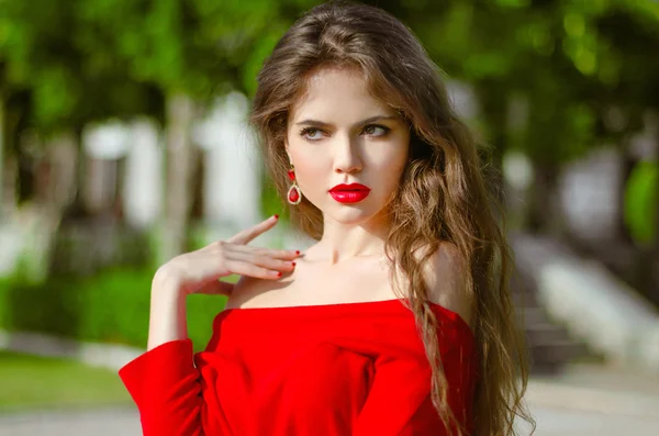 Όμορφη νεαρή κοπέλα Outdoor πορτρέτο. Μελαχρινή μόδας στο κόκκινο δ — Φωτογραφία Αρχείου