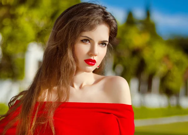 Ritratto esterno di modella bruna di moda in abito rosso. Romanti — Foto Stock