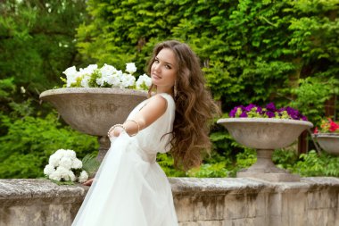 Çekici muhteşem gelin gelinlik uzun dalgalı saçlı bir