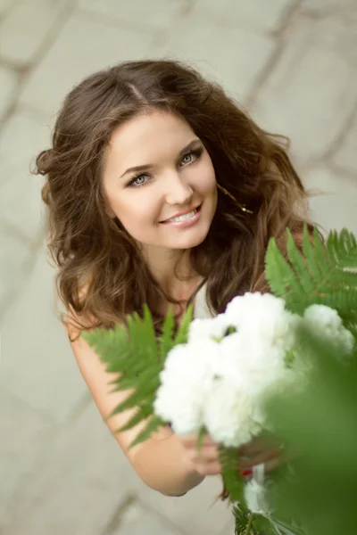 Linda noiva sorridente fechar. Retrato de casamento ao ar livre. Brid... — Fotografia de Stock