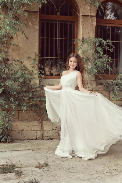 Красивая девушка невеста в свадебном платье с дующим шифоном — стоковое фото