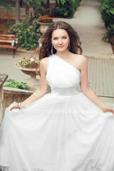 Retrato ao ar livre de bela noiva jovem com cabelo ondulado longo em — Fotografia de Stock