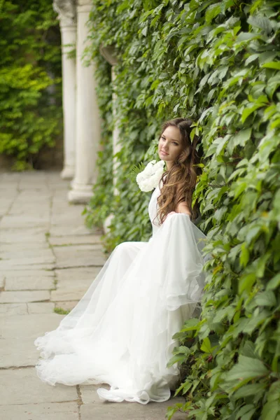 Retrato al aire libre de novia hermosa en vestido de novia blanco en gr —  Fotos de Stock