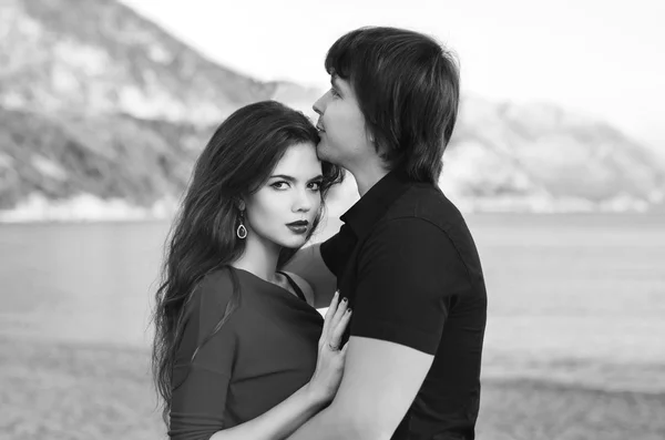 Außenporträt eines glücklichen verliebten Paares. Romantisch. schwarz-gelb — Stockfoto