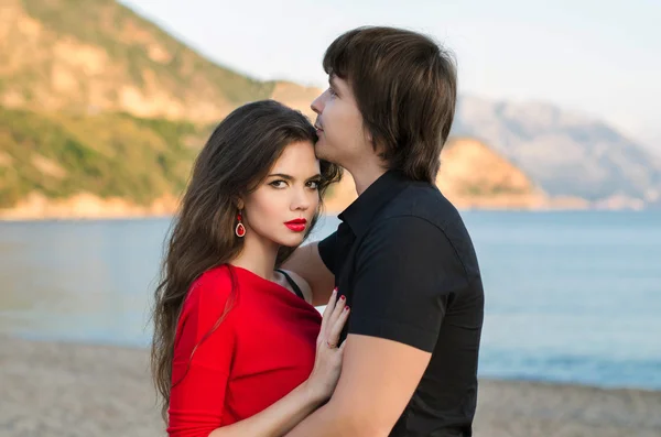 Attractive young couple portrait, romantic lovers in love at bea — Stock Photo, Image