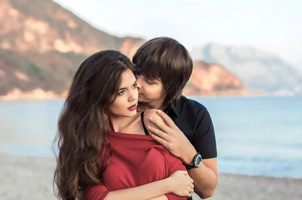 Coppia romantica innamorata al tramonto sulla spiaggia. Sposi felici giovani lo — Foto Stock